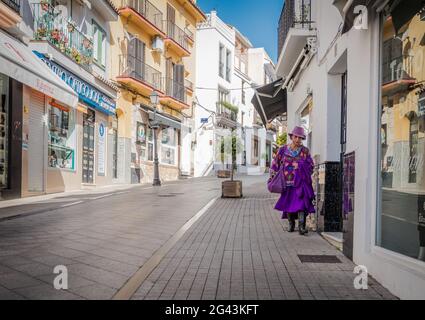 La vecchia donna spagnola sta camminando su una strada a Marbella, Spagna Foto Stock