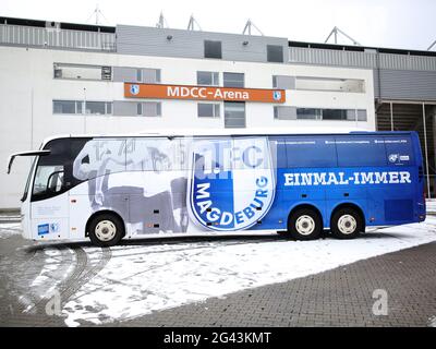 Team bus con logo club 1.FC Magdeburg DFB 3° campionato stagione 2020-21 Foto Stock