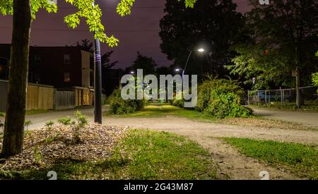 Tranquilla notte estiva sul vicolo vuoto di Woonerf Saint-Pierre a Montreal Foto Stock