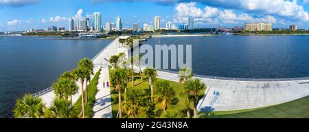 Molo di St. Pete e skyline della città, San Pietroburgo, Florida, Stati Uniti Foto Stock