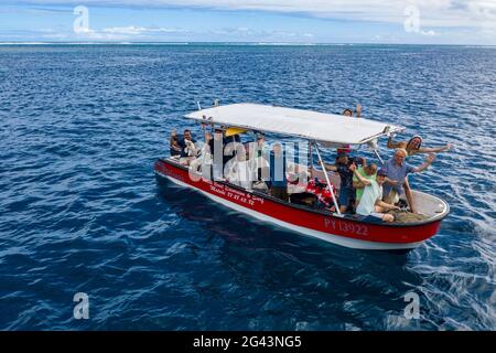 Vista aerea dei turisti in barca turistica sulla costa sud-occidentale di Tahiti-Iti, Pointe Puforatiai, Tahiti, Isole Windward, Polinesia francese, Pacifi Sud Foto Stock