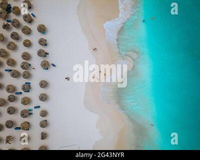 Aereo da Eagle Beach su Aruba nei Caraibi, bird ey vista sulla spiaggia con ombrellone presso Aruba Eagle Beach Foto Stock