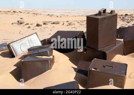 Lattine di jerry militari vuote che risalgono al gruppo britannico del deserto a lungo raggio nella seconda guerra mondiale, deserto occidentale (Sahara), Egitto. Foto Stock