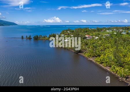 Vista aerea della costa con case residenziali, Vaiperetai, Tahiti, Isole Windward, Polinesia francese, Sud Pacifico Foto Stock