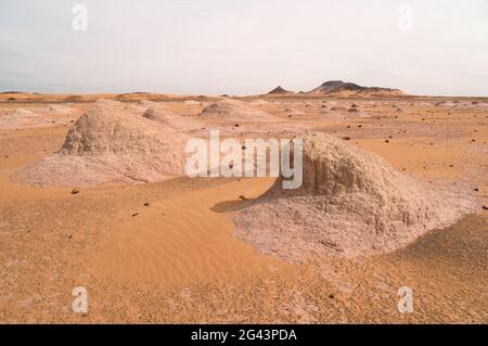 Tumuli erosi di yardang situati nella regione del deserto occidentale del Sahara, nel sud-ovest dell'Egitto. Foto Stock