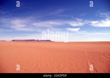 Vista sull'altopiano di Gilf Kebir nel deserto occidentale (Sahara), in Egitto, vicino al confine con la Libia. Foto Stock