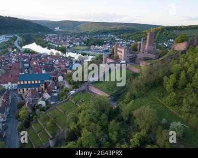 Vista aerea della città vecchia e del castello di Wertheim con meno in lontananza, Wertheim, Spessart-Mainland, Franconia, Baden-Wuerttemberg, Germania, Europa Foto Stock