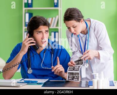 Donna e uomo ginecologi discutere caso medico presso la clini Foto Stock