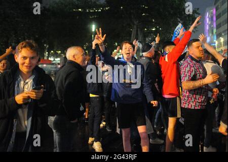 Londra, Regno Unito. 19 giugno 2021. Gli appassionati di calcio scozzesi si riuniscono a Leicester Square nel West End mentre la Scozia gioca in Inghilterra a Wembley in Euro 2020. Credit: JOHNNY ARMSTEAD/Alamy Live News Foto Stock