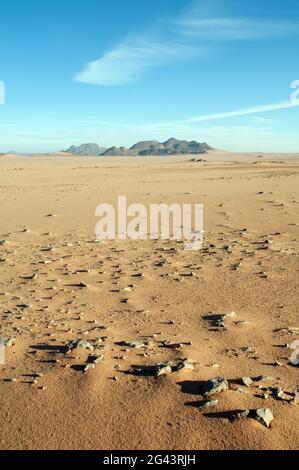 Il massiccio vulcanico di Jebel Uweinat, a cavallo dei confini di Egitto, Libia e Sudan, visto dal deserto del Sahara nel sud-ovest dell'Egitto. Foto Stock