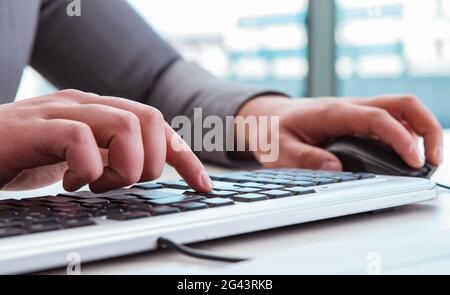 Finance professional lavora sulla tastiera con i rapporti Foto Stock
