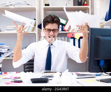 Arrabbiato e imprenditore spaventoso in ufficio Foto Stock