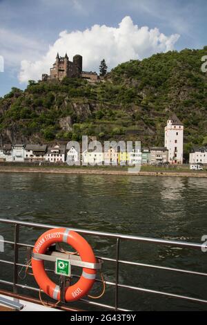 Lifebuoy a bordo della nave da crociera sul fiume durante una crociera sul Reno con una vista del Castello di Katz, Sankt Goarshausen, Renania-Palatinato, Germania, EUR Foto Stock