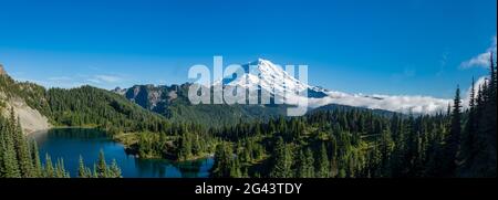 Paesaggio con innevato Monte Rainier e Lago Eunice, Mt. Rainier National Park, Washington, Stati Uniti Foto Stock
