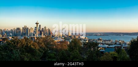 Skyline di Seattle con il Monte Rainier in background, Washington, Stati Uniti Foto Stock