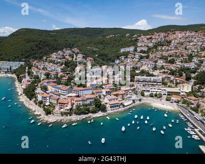 Vista aerea di barche da pesca e yacht nel porto di fronte alla città, Rabac, Istria, Croazia, Europa Foto Stock