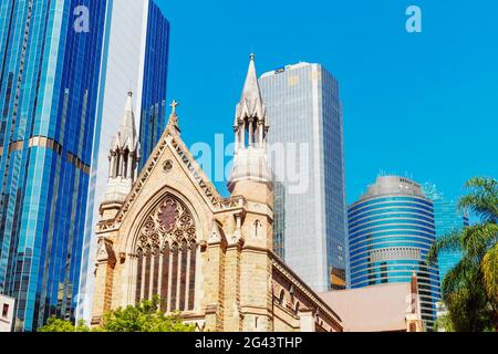 Cattedrale di Santo Stefano dwarfed da grattacieli di vetro, Brisbane, Queensland, Australia, Foto Stock