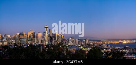 Skyline di Seattle con il Monte Rainier in background, Washington, Stati Uniti Foto Stock