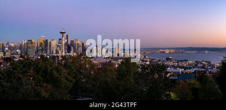 Skyline di Seattle con il Monte Rainier in background, Washington, Stati Uniti Foto Stock