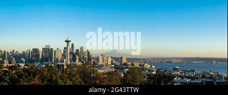 Skyline di Seattle con il Monte Rainier in background, Washington, Stati Uniti Foto Stock