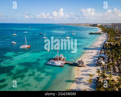 Palm Beach Aruba Caraibi, bianca lunga spiaggia di sabbia con palme a Aruba Foto Stock