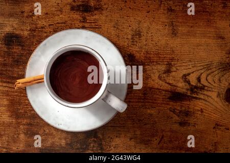 Tazza di cioccolato caldo, con un bastone di cannella, colpo in testa con copyspace Foto Stock