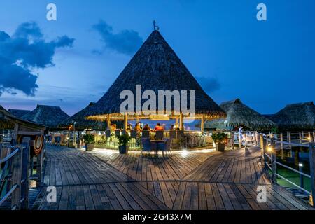 Toatea Creperie & Bar sul molo per i bungalow sull'acqua all'Hilton Moorea Lagoon Resort & Spa, Moorea, Windward Islands, Polinesia Francese, Sud Pacifico Foto Stock