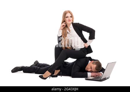 Donna d'affari seduta su un collega stanco vicino al computer portatile Foto Stock