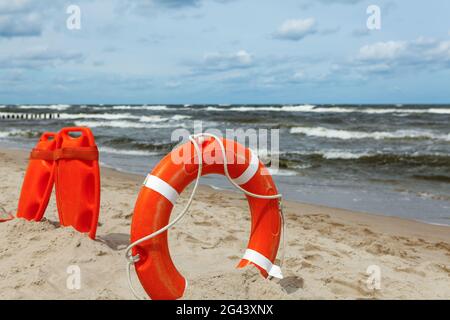 Spiaggia bagnino equipaggiamento di salvataggio Foto Stock