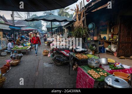 Prelibatezze in vendita al mercato mattutino, Luang Prabang, provincia di Luang Prabang, Laos, Asia Foto Stock