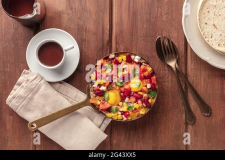 Huevos rancheros, uova fritte messicane, shot dall'alto con insalata Pico de gallo Foto Stock