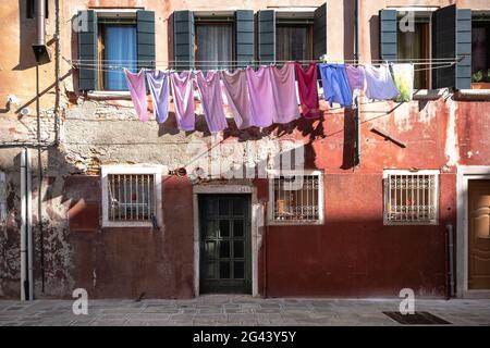 Vista su una facciata di casa con stendibiancheria a Cannaregio, Venezia, Veneto, Italia, Europa Foto Stock