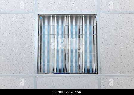 Soffitto da ufficio con lampada quadrata e lampade fluorescenti. Lampada per luce diurna con spazio per la copia. Foto Stock