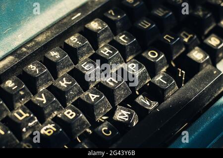 Una vecchia macchina da scrivere con l'alfabeto russo. Primo piano Foto Stock