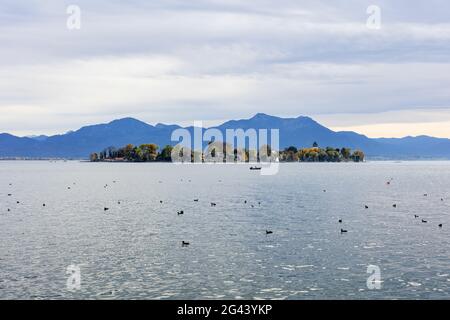 Fraueninsel von Gstadt, Alpi Chiemgau, Chiemsee, Baviera, Germania Foto Stock