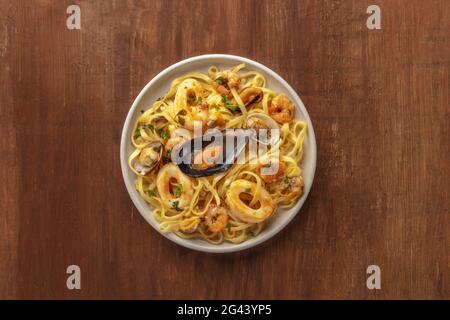 Pasta di pesce. Un piatto di tagliolini con cozze, gamberetti, vongole e anelli di calamari Foto Stock