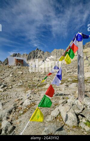 Bandiere di preghiera davanti a Sidelenhütte con Gross Furkahorn sullo sfondo, Sidelenhütte, Alpi Urner, Uri, Svizzera Foto Stock