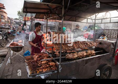 Pollo alla griglia in una bancarella di cibo di strada fuori del mercato di Phsar Kandal, Phnom Penh, Cambogia, Asia Foto Stock