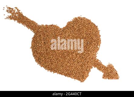 Cumulo di grani di grano saraceno non cotti, vista dall'alto. Groat disposti a forma di cuore e isolati su sfondo bianco Foto Stock