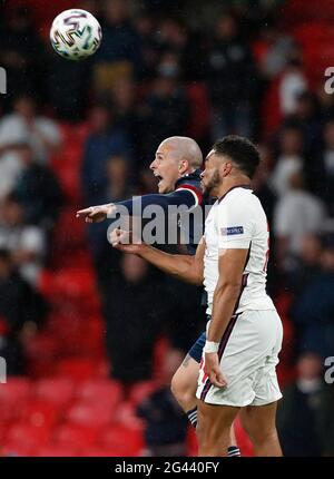 Londra, Regno Unito. 18 Giugno 2021. Il Reece James (R) dell'Inghilterra viita con i Lyndon Dykes della Scozia durante la partita del Gruppo D tra Inghilterra e Scozia all'UEFA Euro 2020 a Londra, Regno Unito, 18 giugno 2021. Credit: Han Yan/Xinhua/Alamy Live News Foto Stock