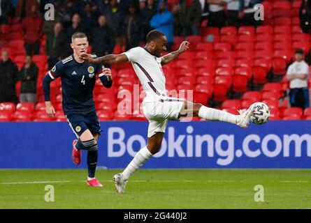 Londra, Regno Unito. 18 Giugno 2021. Il Raheem Sterling (R) inglese controlla la palla durante la partita del Gruppo D tra Inghilterra e Scozia all'UEFA Euro 2020 a Londra, Regno Unito, 18 giugno 2021. Credit: Han Yan/Xinhua/Alamy Live News Foto Stock