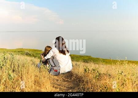 Madre e figlia in collina in estate Foto Stock