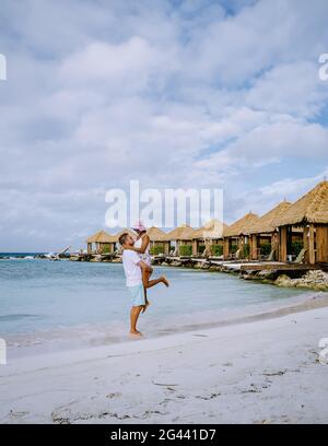 Spiaggia di Aruba con fenicotteri rosa sulla spiaggia, fenicotteri sulla spiaggia di Aruba Island Caraibi Foto Stock