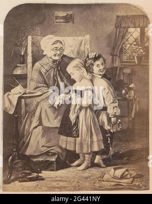 Produzione fotografica (presumibilmente) di una stampa con una nonna che misura due bambini. Parte dell'album con foto di paesaggi e panorami in Inghilterra e di arte Foto Stock