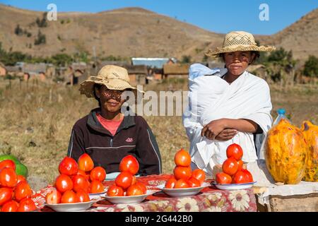 Bancarella di verdure nelle alture centrali vicino Ampefy, Madagascar, Africa Foto Stock