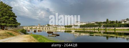 Cattedrale di Saint Louis e ponte sul fiume Loira, Blois, Valle della Loira, Francia Foto Stock