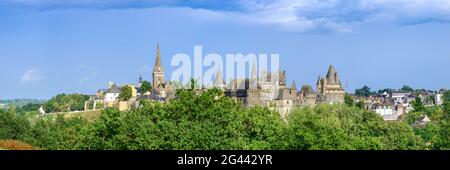 Chateau Behind Trees, la Place du Chateau et de LHotel de Ville, Ville de Vitre, Bretagne, Francia Foto Stock