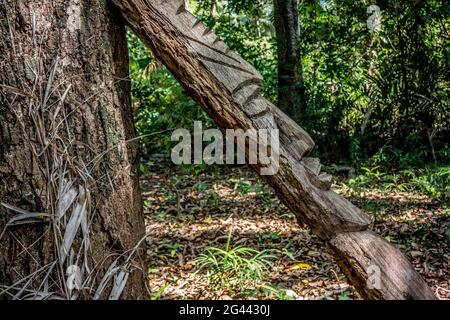 Figure di legno su un luogo rituale, isola di Wala, Malekula, Vanuatu, Sud Pacifico, Oceania Foto Stock