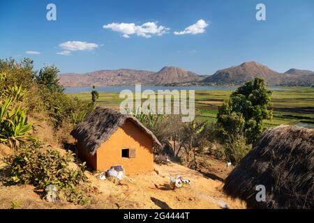 Casa sul Lago Itasy, Lac Itasy, tribù Merina, altopiani a ovest di Antananarivo, Madagascar, Africa Foto Stock