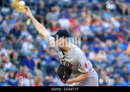 Kansas City, Stati Uniti. 18 Giugno 2021. Il lanciatore della Boston Red Sox Nick Pivetta (37) si batte contro i Kansas City Royals nel primo assalto al Kaufman Stadium di Kansas City, Missouri, venerdì 18 giugno 2021. Photo by Kyle Rivas/UPI Credit: UPI/Alamy Live News Foto Stock